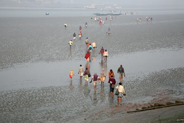 Overschrijden van Malta rivier in de buurt Caning Town, West-Bengalen, India — Stockfoto