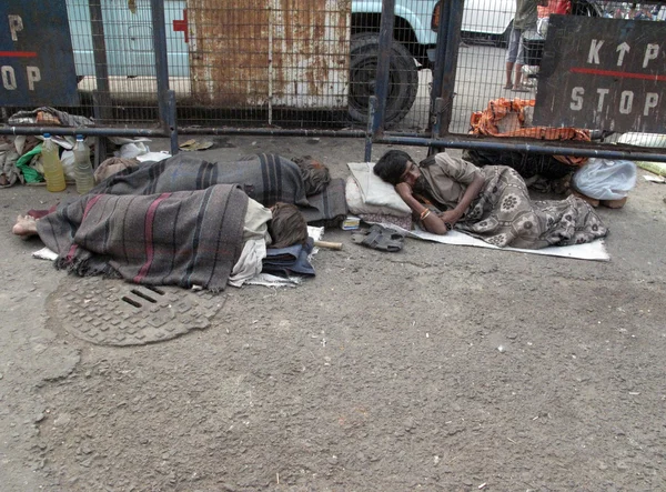 Pessoas sem-teto dormindo no caminho de Kolkata . — Fotografia de Stock