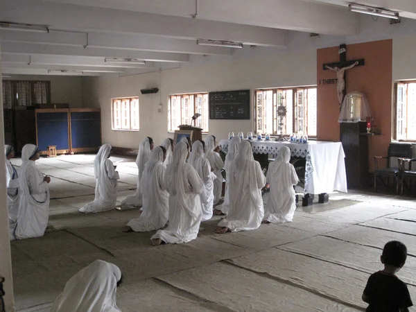 Systrar av Moder teresa missionärer för välgörenhet i bön i kapellet i mor huset, kolkata — Stockfoto