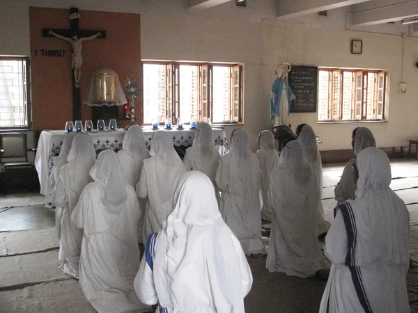 Missionnaires de la Charité des Sœurs de Mère Teresa dans la prière dans la chapelle de la Maison Mère, Kolkata — Photo