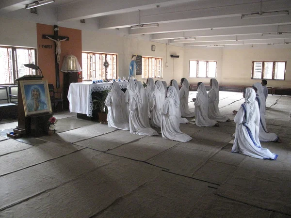 Suore delle Missionarie della Carità di Madre Teresa in preghiera nella cappella della Casa Madre, Calcutta — Foto Stock