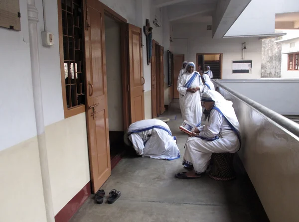 Suore delle Missionarie della Carità di Madre Teresa in preghiera nella cappella della Casa Madre, Calcutta — Foto Stock