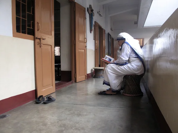 Sisters of Mother Teresa's Missionaries of Charity in prayer in the chapel of the Mother House, Kolkata — Stock Photo, Image