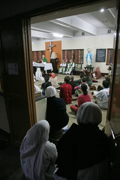 Irmãs das Missionárias da Caridade de Madre Teresa na Missa na Capela da Casa Mãe, Kolkata — Fotografia de Stock