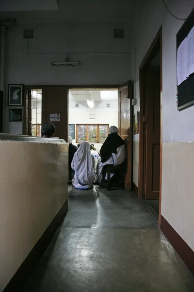 Сестры миссионеров милосердия Матери Терезы за мессой в часовне Материнского Дома, Калькутта — стоковое фото