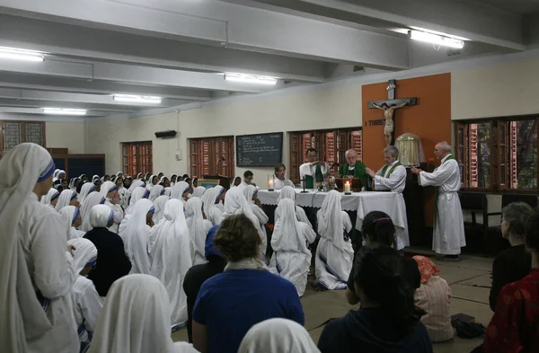 Suore delle Missionarie della Carità di Madre Teresa a Messa nella cappella della Casa Madre, Calcutta — Foto Stock