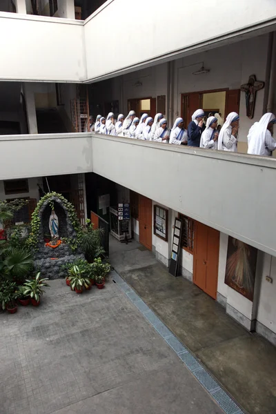 Sisters of The Missionaries of Charity of Mother Teresa at Mass in the chapel of the Mother House, Kolkata — Stock Photo, Image