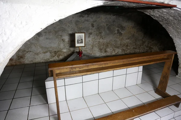 La tumba del Siervo de Dios Pedro Barbaric en la Iglesia de San Aloysius en Travnik — Foto de Stock