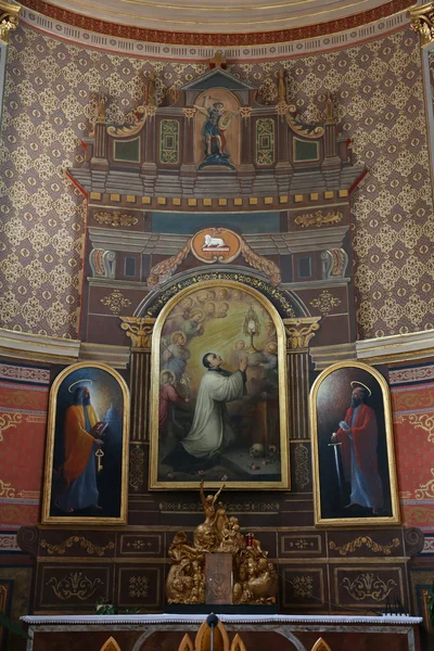 Главный алтарь в церкви Святого Алоизия в Травнике, Босния и Герцеговина — стоковое фото