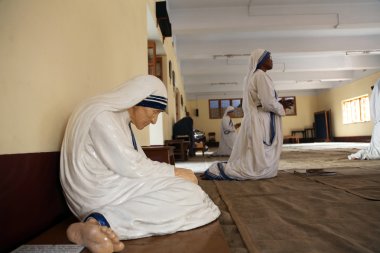 Rahibe Teresa anne House, Kalküta Chapel heykeli
