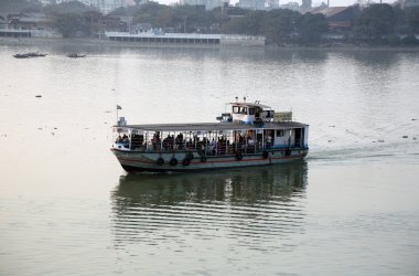 Eski Feribot Tekne yakın Kolkata Howrah Bridge Hooghly nehri geçiyor