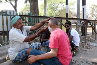 Cadde Kuaför kolkata bir sokakta açık bir jilet kullanarak erkek tıraş