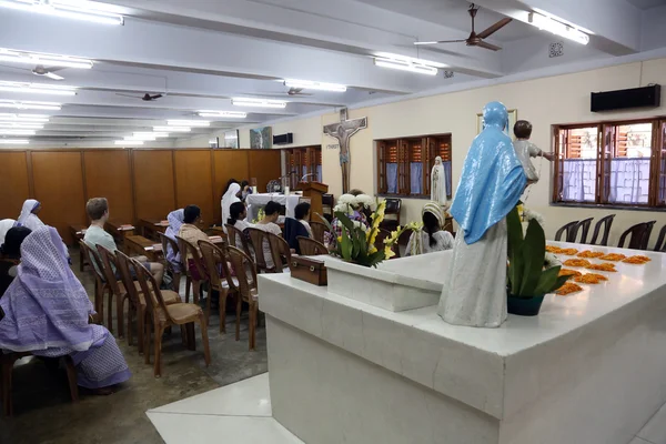 Peregrinos rezam ao lado do túmulo de Madre Teresa em Calcutá — Fotografia de Stock