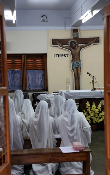 Sisters of Mother Teresa's Missionaries of Charity in prayer in the chapel of the Mother House, Kolkata — Stock Photo, Image