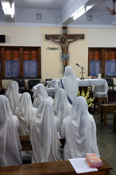 Schwestern der Missionare der Nächstenliebe von Mutter Teresa im Gebet in der Kapelle des Mutterhauses, Kolkata — Stockfoto
