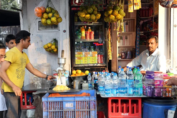 Vendere succo di frutta per strada a Calcutta — Foto Stock