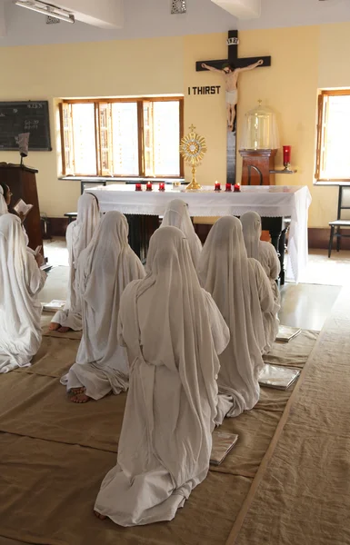 Irmãs das Missionárias da Caridade de Madre Teresa em oração na capela da Casa Mãe, Kolkata — Fotografia de Stock