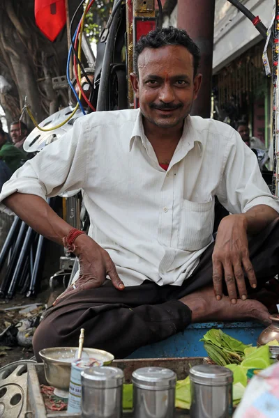 Streets of Kolkata. Making Paan in Kolkata — Stock Photo, Image