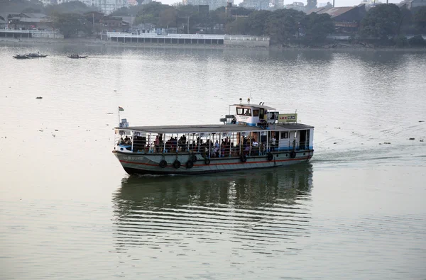 Antiguo ferry cruza el río Hooghly cerca del puente Howrah en Calcuta —  Fotos de Stock