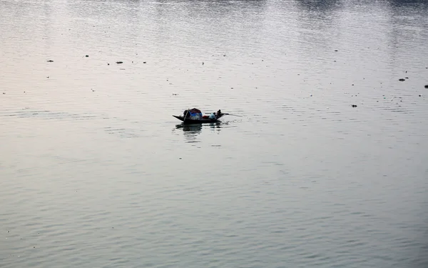 A boat crossing the river Ganges (aka River Hoogly) during sunset — Stock Photo, Image