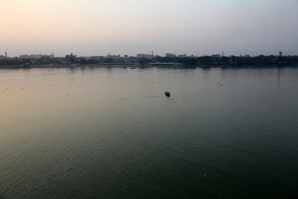 A boat crossing the river Ganges (aka River Hoogly) during sunset — Stock Photo, Image