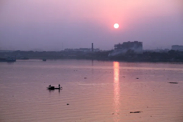 Ein Boot überquert bei Sonnenuntergang die Ganges des Flusses (aka River Hoogly) — Stockfoto