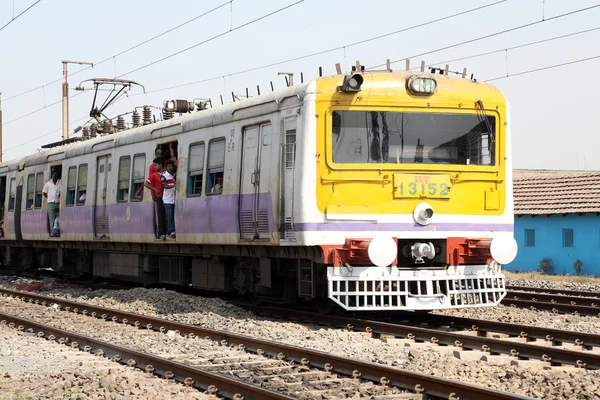 Les habitants non identifiés et les touristes font la navette en train à Kolkata — Photo