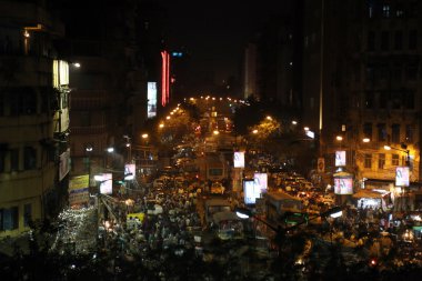 karanlık şehir trafiği harekete geç kalabalık caddeleri üzerinde 10 Şubat 2014 Kalküta'akşam bulanık. Kolkata yol uzunluğu km başına 814.80 araç yoğunluğuna sahiptir