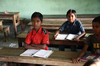 Çocuklar okulda, Kumrokhali, Batı Bengal, Hindistan öğrenin.