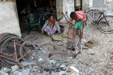 Mekanik atölye onarmak bisiklet, Kumrokhali, Batı Bengal, Hindistan