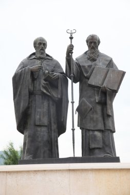 Aziz Cyril ve Üsküp'teki Saint Methodius heykeli Üsküp, Makedonya'nın şehir merkezinde