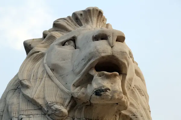 Lion standbeeld bij Queen Victoria Memorial Gate, Kolkata — Stockfoto