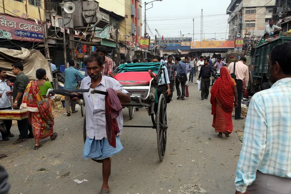 Conductor de Rickshaw trabajando, Kolkata, India — Foto de Stock