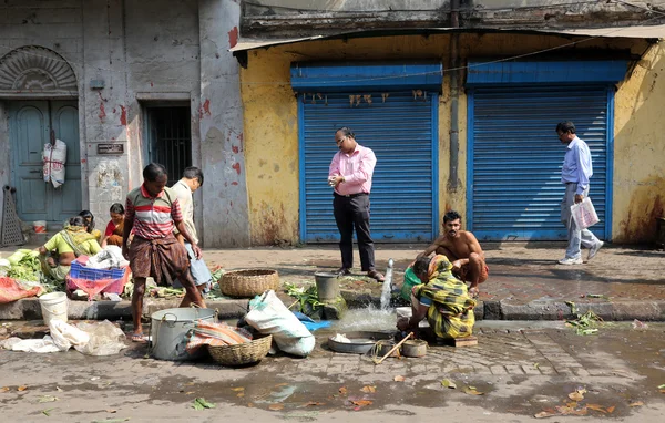 Street trader säljer grönsaker utomhus i Kolkata Indien — Stockfoto