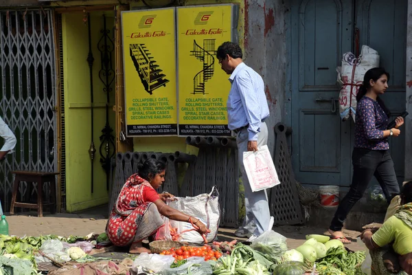 Street trader vendre des légumes en plein air à Kolkata en Inde — Photo