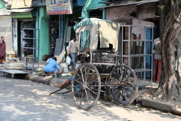 Водитель Рикшоу работает в Калькутте, Индия — стоковое фото