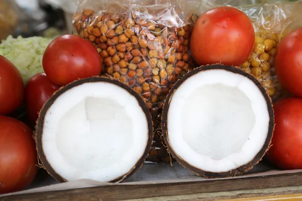 Cocos orgânicos saborosos no mercado local, Kolkata — Fotografia de Stock