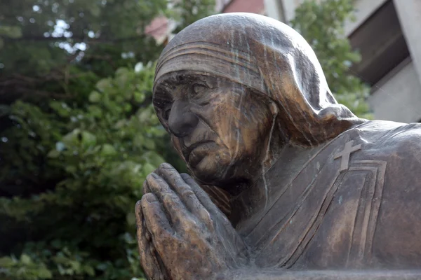 Mother Teresa monument in Skopje, Macedonia — Stock Photo, Image