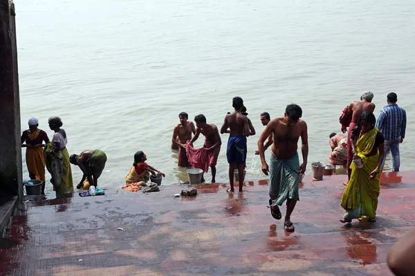 Hindu people bathing in the ghat near the Dakshineswar Kali Temple in Kolkata — Stock Photo, Image