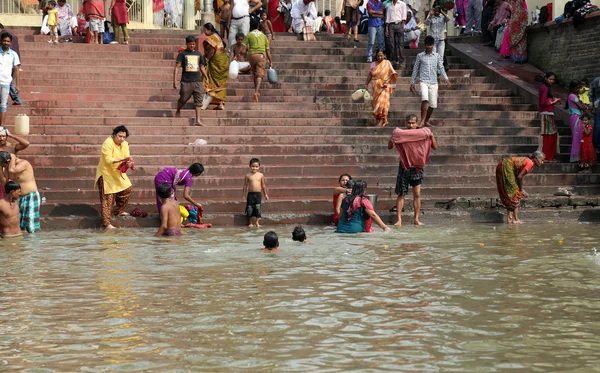 Hindu-Menschen baden im Ghat in der Nähe des Dakshineswar-Kali-Tempels in Kolkata — Stockfoto