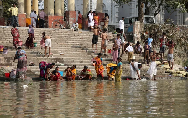 Gente hindú bañándose en el ghat cerca del templo de Dakshineswar Kali en Calcuta — Foto de Stock