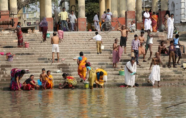 Oamenii hinduși se scaldă în ghat lângă templul Dakshineswar Kali din Kolkata — Fotografie, imagine de stoc