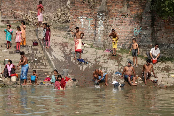 Hindu-Menschen baden im Ghat in der Nähe des Dakshineswar-Kali-Tempels in Kolkata — Stockfoto