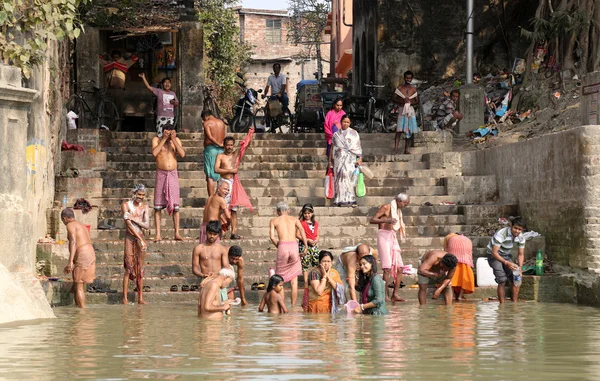 Hindu-Menschen baden im Ghat in der Nähe des Dakshineswar-Kali-Tempels in Kolkata — Stockfoto