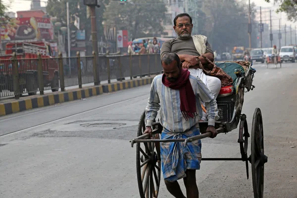 人力車のドライバー、コルカタ、インド — ストック写真