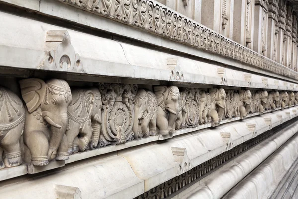 Stone carvings in Hindu temple Birla Mandir in Kolkata, India — Stock Photo, Image