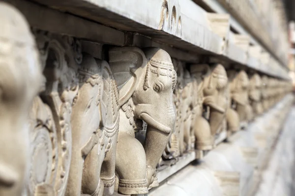 Steen houtsnijwerk in hindoe tempel birla mandir in kolkata, india — Stockfoto