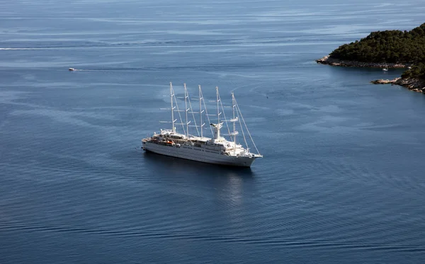Крейсер прибывает в Дубровник, Хорватия — стоковое фото