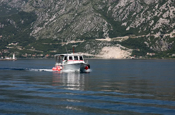 Taxi Boot nimmt Menschen für Touren auf die Insel unserer Dame der Felsen, perast, montenegro. — Stockfoto