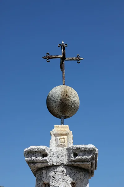Kruis op het eiland van Vrouwe van de rotsen. baai van kotor, montenegro — Stockfoto